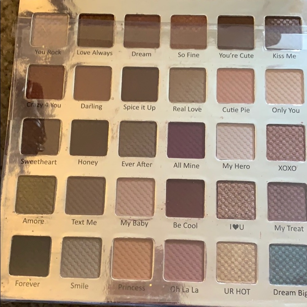 CAI 30 matte and shimmer eyeshadow palette gold